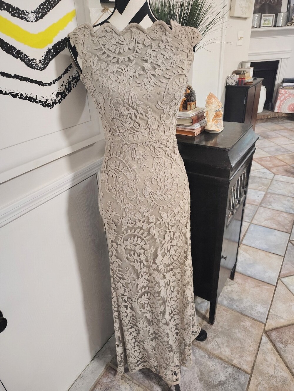 Tadashi Shoji $598 Embroidered Lace Off-Shoulder Evening Gown Women's 4 Taupe - Picture 5 of 10